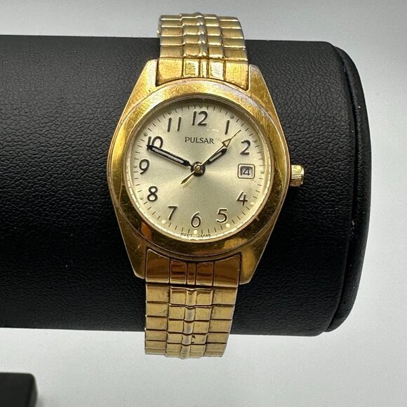 Pulsar Watch Women Gold Tone Round Easy To Read Dial Date Window New Battery - Picture 3 of 12